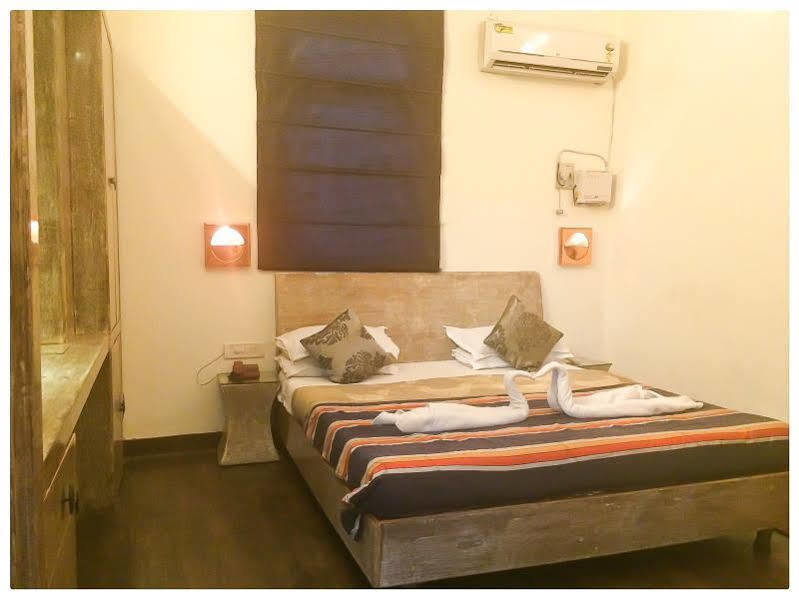 Itsy Hotels Banana Boutique Varanasi Bagian luar foto