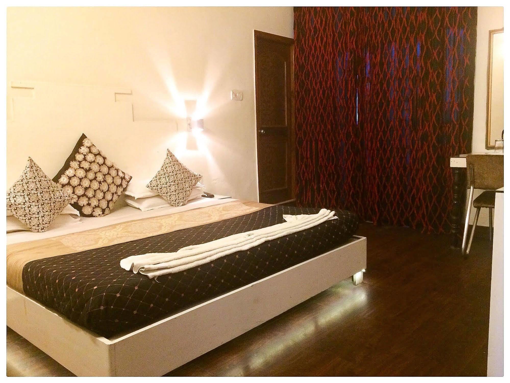 Itsy Hotels Banana Boutique Varanasi Bagian luar foto